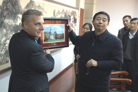 Foust (left) with Anqing Normal University President He Xiaoxiang